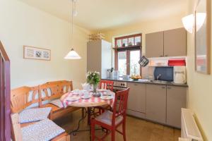 eine Küche und ein Esszimmer mit einem Tisch und Stühlen in der Unterkunft Ferienhaussiedlung Strandperlen Buchenhof 4d (Typ IV) in Wustrow