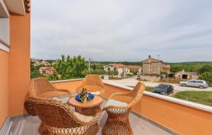 balcón con mesa y sillas y vistas a la calle en Apartment Complex Villa Visnjan with Pool, en Višnjan