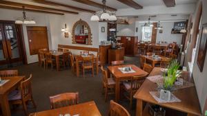 Reštaurácia alebo iné gastronomické zariadenie v ubytovaní Hotel Atlas