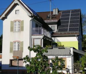 una casa con paneles solares en el techo en Ferienwohnung Wiesengrund, en Hahnstätten