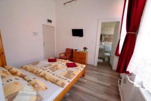 1 dormitorio con 2 camas y baño en Fehér Hajó Panzió és Vendéglő, en Győr