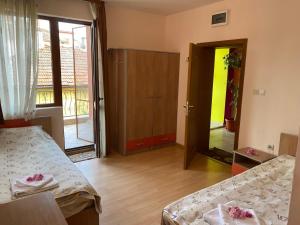 En eller flere senge i et værelse på Family Hotel Kavrakovi + 19 billeder