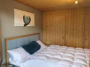 Un pat sau paturi într-o cameră la Appartement Seelewärmerli - Balsam für Ihre Seele