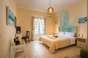 een slaapkamer met een bed met een blauwe baldakijn bij Avelia Blue in Asprogerakata