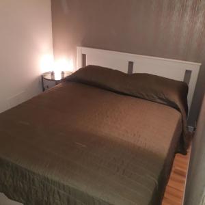 una camera con un grande letto con testiera bianca di Sant'Onofrio apartment a Bari