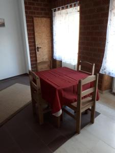 comedor con mesa roja y sillas en da GIUSEPPE en Tuttlingen