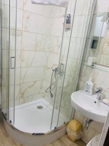 een badkamer met een douche en een wastafel bij Апартаменти Monte in Rakhiv