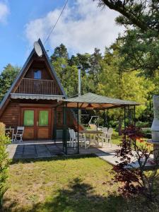 a log cabin with a porch and a deck at Ferienhaus am Helenesee 1 in Frankfurt/Oder