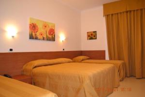 Łóżko lub łóżka w pokoju w obiekcie Hotel Everest