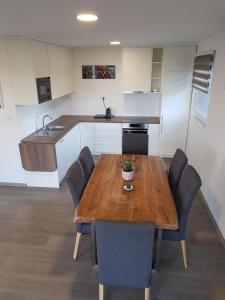 ครัวหรือมุมครัวของ Ferienwohnung Weizblick