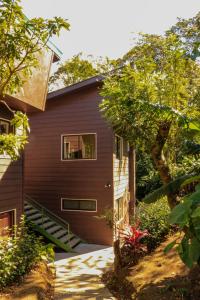 una casa con una pasarela delante de ella en Moon Forest Apartments, en Monteverde