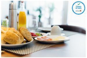 deux assiettes de nourriture sur une table avec des produits pour le petit-déjeuner dans l'établissement Myo Design House, à Porto