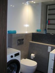 łazienka z pralką i toaletą w obiekcie Apartament Baltica Towers w Gdańsku