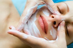 Eine Frau, deren Gesicht mit einer Maske gewaschen wird. in der Unterkunft Madison Spa Motel - Adults Only in Moama