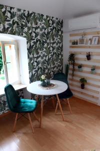 ein Esszimmer mit einem Tisch und 2 Stühlen in der Unterkunft Cool & Romantic Studio in Portoroz JB3 in Portorož