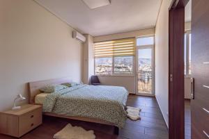 Posteľ alebo postele v izbe v ubytovaní Acropolis comfy home in the heart of Athens for 4