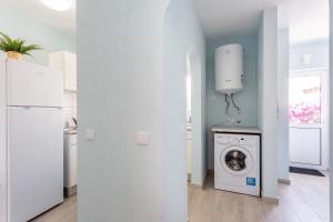 una cucina con lavatrice e asciugatrice in camera di Mariners (4) - Bright and stylish apartment a Luz