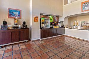 Příslušenství pro přípravu čaje a kávy v ubytování La Quinta Inn by Wyndham Las Cruces Mesilla Valley