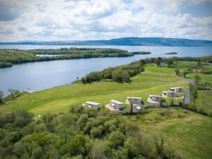 Foto de la galería de Platinum Lakeside Lodge at Mullans Bay en Kesh