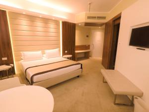 um quarto de hotel com uma cama e uma televisão de ecrã plano em Best Western Mirage Hotel Fiera em Paderno Dugnano