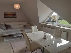 a living room with a white table and chairs at Ferienwohnung Meeresbrise in Aventoft