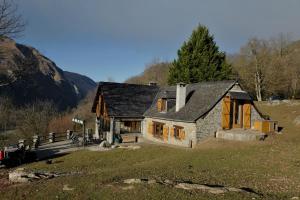 una casa en una colina en un campo en La Bergerie de Louvie, en Louvie-Soubiron