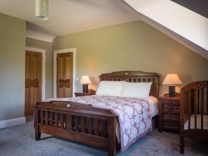 um quarto com uma cama grande e duas mesas de cabeceira em The Gatehouse at Mullans Bay em Kesh