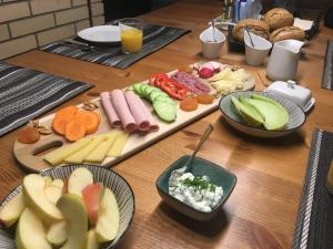 una tabella ricoperta con diversi tipi di alimenti su piatti di Lakelodge-Romanshorn 2 a Romanshorn