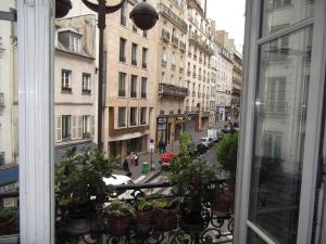 Blick auf eine Stadtstraße aus dem Fenster in der Unterkunft Appartement Opéra Paris in Paris