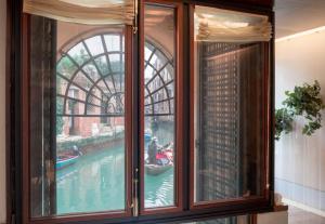 Gallery image of Casa Flavia ai Morosini - Luxury apartment with Canal View in Venice