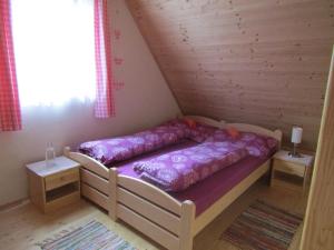 ein Schlafzimmer mit einem Bett in einer Holzhütte in der Unterkunft rekreační dům levandule in Jince