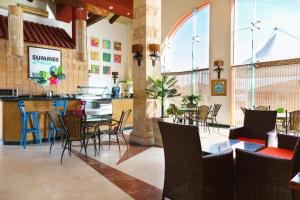 Restoran atau tempat lain untuk makan di Golden Ocean Marina Hotel