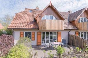 ein Haus mit einem Tisch davor in der Unterkunft Haus WINDFLÜCHTER Whg. LF 6.1 in Wustrow