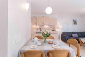 eine Küche und ein Wohnzimmer mit Tisch und Stühlen in der Unterkunft Haus WINDFLÜCHTER Whg. LF 6.1 in Wustrow