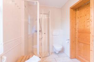 ein Badezimmer mit Dusche und Toilette in der Unterkunft Haus WINDFLÜCHTER Whg. LF 6.1 in Wustrow + 14 Fotos