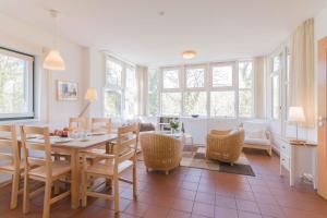 een keuken en eetkamer met een tafel en stoelen bij Haus LONGARD in Ahrenshoop