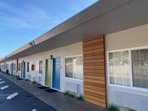 una fila de puertas en el lateral de un edificio en Super 8 by Wyndham Monterey, en Monterey