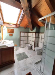 baño con 2 aseos y lavamanos en Posada La Casa de Lastras en Ogarrio