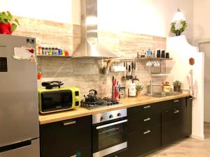 ナポリにあるM99 Design Roomsのキッチン(コンロ、電子レンジ付)