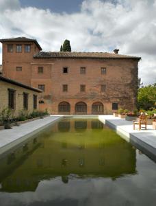 um edifício com uma piscina de água em frente em Parador de Granada em Granada