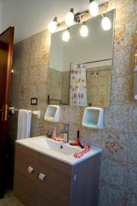 bagno con lavandino e specchio di Angolo Fiorito ad Agerola