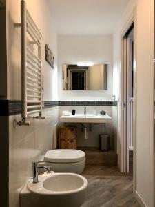 y baño con aseo y lavamanos. en M99 Design Rooms, en Nápoles