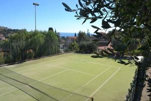 Tenis alebo squash v ubytovaní Residence Hotel Edy alebo jeho okolí