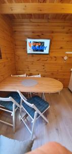 TV a/nebo společenská místnost v ubytování Sjesta -domki letniskowe
