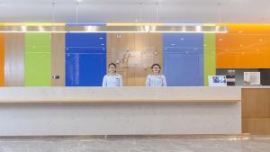 成都的住宿－临空智选假日酒店(成都双流国际机场店)，两个女人站在一个柜台后面