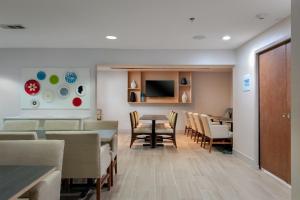 a dining room with a table and chairs at Holiday Inn Express Alpharetta - Roswell by IHG in Alpharetta
