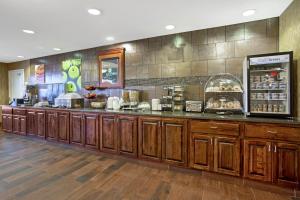 a restaurant with a counter with a buffet at La Quinta by Wyndham Dickinson in Dickinson