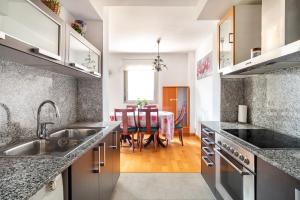 a kitchen with granite counter tops and a dining room at Forum Beach in Sant Adria de Besos