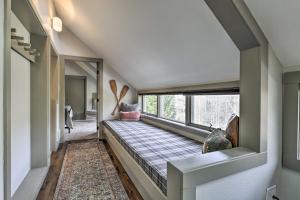 przedpokój z łóżkiem w pokoju z oknem w obiekcie Hot Tub and Ski Shuttle Access Keystone Condo! w mieście Keystone +19 zdjęć