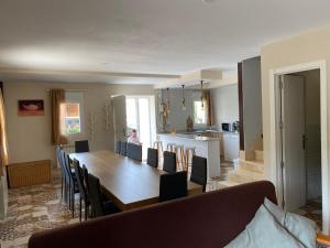 a dining room and kitchen with a table and chairs at Casa Rural Aguachales in Villanueva-Matamala